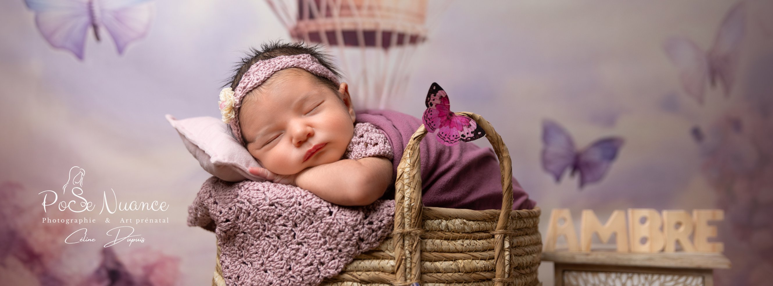 bébé dort dans un panier